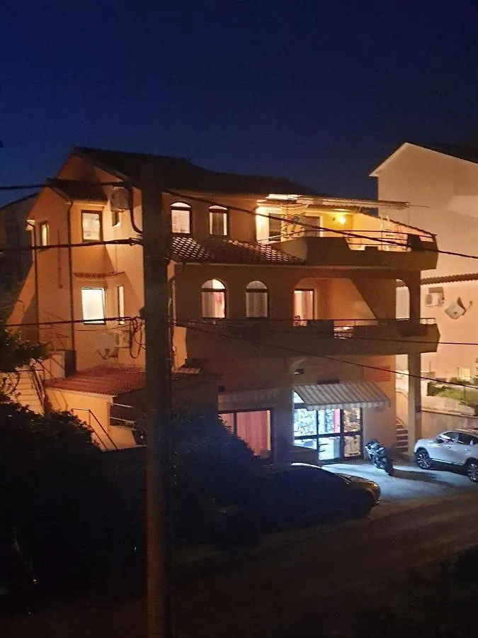 Studio Apartment In Lopar With Terrace, Air Conditioning, Wi-Fi