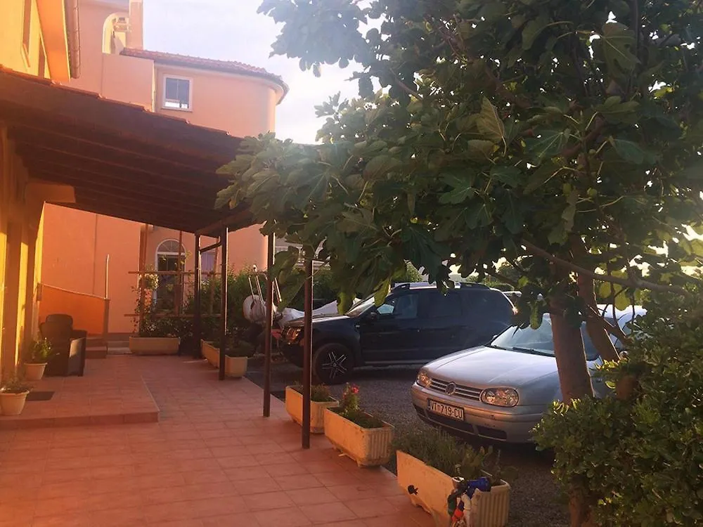 Studio Apartment In Lopar With Terrace, Air Conditioning, Wi-Fi 0*,